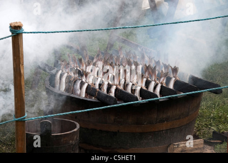 Paare von Schellfisch geräuchert in eine Eiche Fass Stockfoto