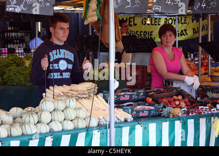 Obst-Stall in Versailles Markt unter freiem Himmel Stockfoto