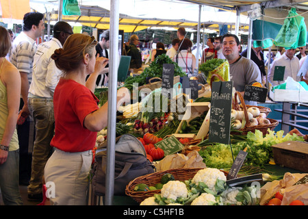 Kauf von Gemüse auf einem französischen Marktstand in Versailles Stockfoto