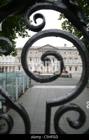 Ansicht von Leinster House durch Tore auf Dail Eireann irische Regierung Gebäude in der Kildare Street in Dublin Stockfoto