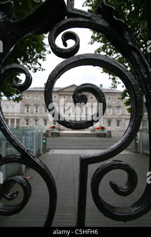 Ansicht von Leinster House durch Tore auf Dail Eireann irische Regierung Gebäude in der Kildare Street in Dublin Stockfoto