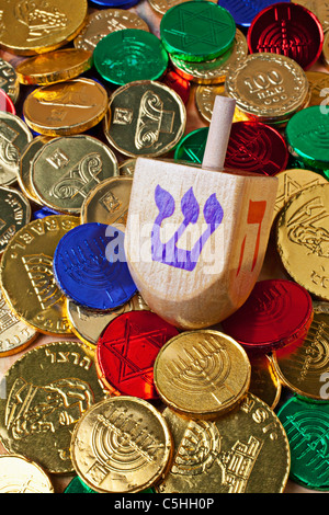 Dreidel mit Süßigkeiten Folie Münzen Stockfoto