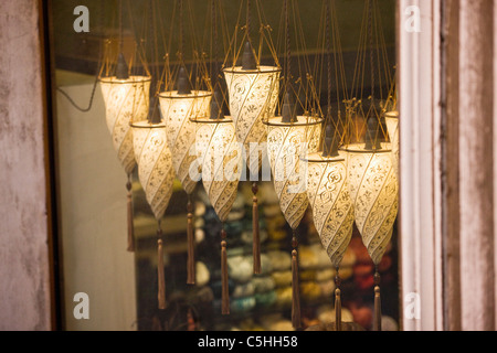 Eine Reihe von dekorativen Leuchten hängen in einem Schaufenster, Venedig, Italien Stockfoto