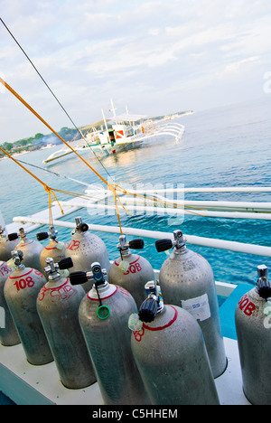 Tauchflaschen auf Tauchen Auslegerboote auf Panglao Island, Bohol