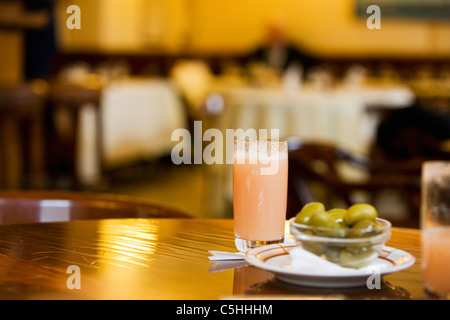 Bellini Cocktail und Oliven an Harrys Bar, Venedig, Italien Stockfoto