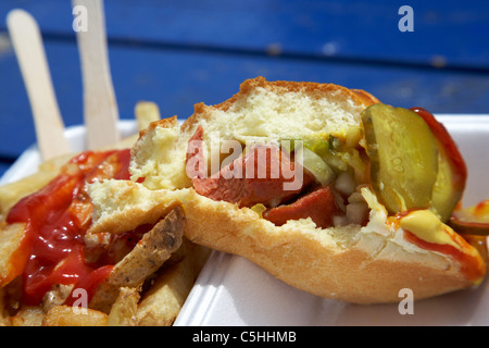 teilweise gegessen zum Mitnehmen Hot Dog und Pommes frites aus einem Fast-Food stall Toronto Ontario Kanada Stockfoto