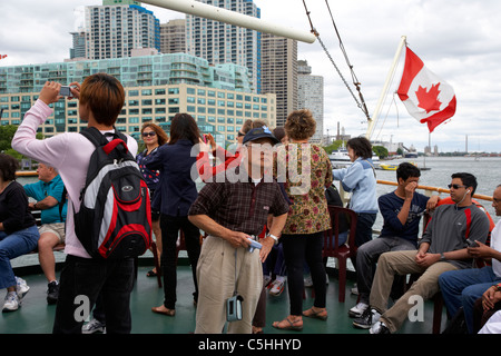 asiatische Touristen fotografieren an Bord Toronto Hafen Kreuzfahrt auf See Ontario Kanada Stockfoto