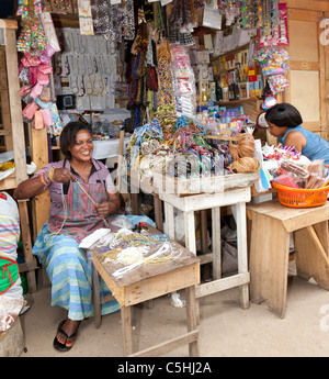 Händlerinnen, die Schmuck mit Perlen herstellen und verkaufen, am Marktstand, Makola Market, Accra, Ghana Stockfoto