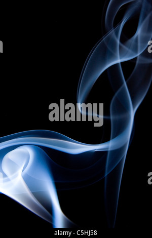 blauer Rauch auf schwarzem Hintergrund isoliert Stockfoto