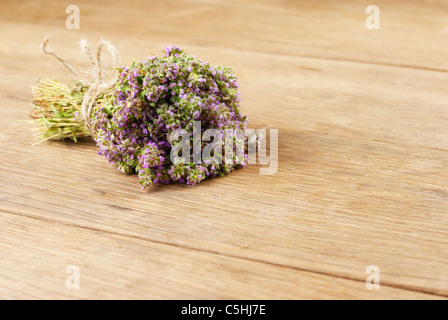 Reihe von Thymian-Kraut auf den Eichentisch Stockfoto