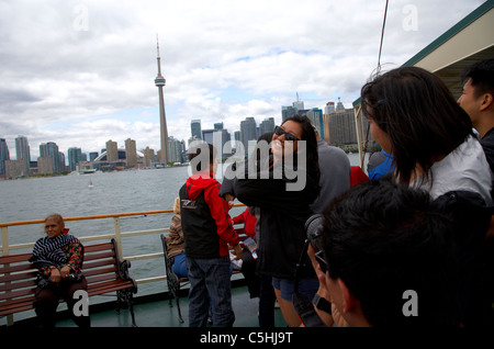 asiatische Touristen fotografieren an Bord Toronto Hafen Kreuzfahrt auf See Ontario Kanada Stockfoto