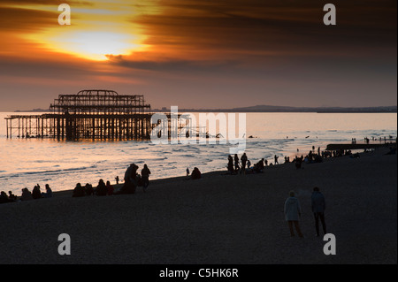 KThe Strand in Brighton mit den Resten der West Pier nach einem Brand, die praktisch die Struktur, Sussex, England, UK zerstört Stockfoto