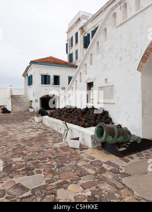 Antike Kanonenkugeln und Kanonen. Cape Coast Castle, ein ehemaliger Sklave Fort. Cape Coast, Ghana Stockfoto