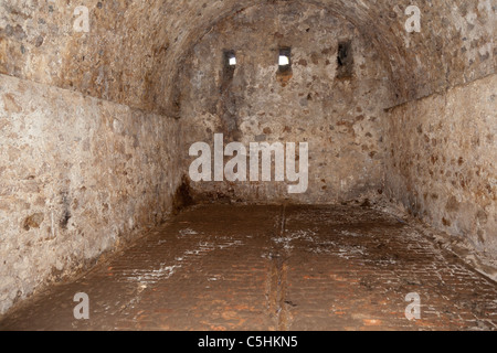 Männliche Sklaven Kerker in Cape Coast Castle, ein ehemaliger Sklave Fort. Cape Coast, Ghana Stockfoto