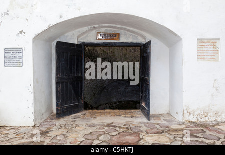 Eingang in den männlichen Sklaven Kerker in Cape Coast Castle, ein ehemaliger Sklave Fort. Cape Coast, Ghana Stockfoto