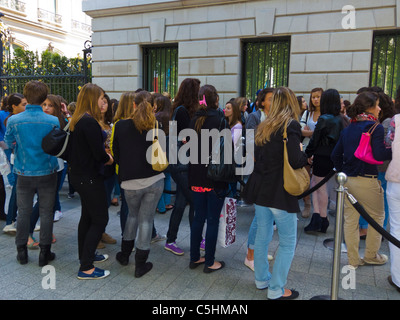 Paris, Frankreich, große Menschenmenge, französische Teenager, die sich aufhalten, Warteschlangen, Einkaufen, von hinten, draußen auf der Straße stehen, 'Ambercrombie and Fitch' Store, Champs-Elysees (jetzt geschlossen), urbane Teenager Street trendy Stockfoto