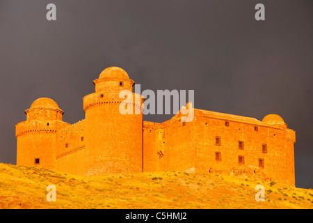 Schloss La Calahorra in La Calahorra am Fuße der Berge der Sierra Nevada in Andalusien, Spanien, bei Sonnenuntergang. Stockfoto