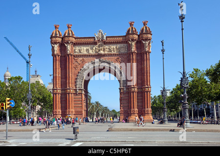 Barcelona Spanien Arc de Triomf oder Triumphbogen mit Touristen, Skateboard Ridersbaby Kinderwagen und Fußgänger herumlaufen. Stockfoto