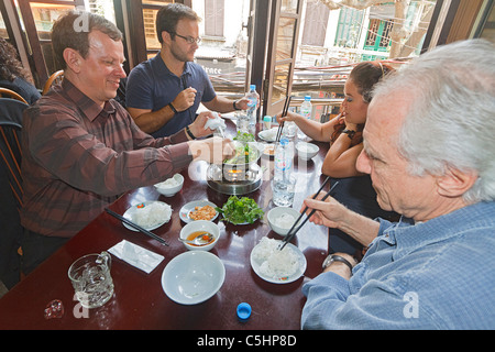 American Diner im Restaurant in Hanoi das alte Viertel Essen Cha ca, ein beliebtes traditionelles Gericht von Nordvietnam. Stockfoto