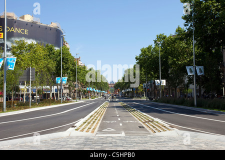 Barcelona Stadt Straße mit Fußgängern und Fahrrädern. In der Nähe von Parc De La Ciutadella. Sommererholung und Spaß im Freien und Spaziergang. Stockfoto