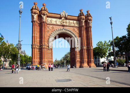 Barcelona Spanien Arc de Triomf oder Triumphbogen mit Touristen, Skateboard Ridersbaby Kinderwagen und Fußgänger herumlaufen. Stockfoto