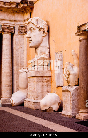 Massive Körperteile von der Statue von Konstantin - ursprünglich eine sitzende Statue in das Forum Romanum, Rom, Latium Italien angezeigt Stockfoto