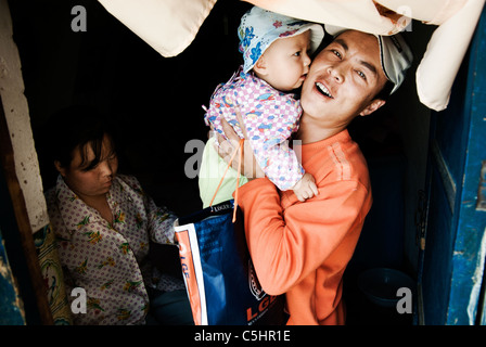 junger Bauer mit seiner Tochter, Provinz Ningxia, china Stockfoto