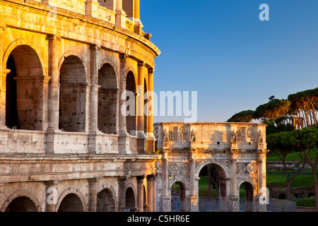 Der Roman Coliseum und Triumphbogen des Konstantin bei Sonnenuntergang, Lazio Rom Italien Stockfoto