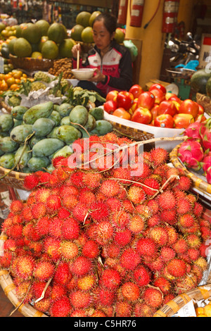 Rambutan, überfüllten Litschi wie Frucht für Hom-Markt, ein typischer Markt im alten Viertel von Hanoi Stockfoto