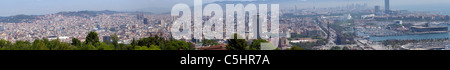Panorama von Barcelona, Spanien mit Hafen, Ausdehnung der Stadt mit Hügeln, Unternehmen, Türme und das Mittelmeer. Stockfoto