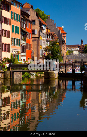 Gebäude spiegelt sich in den Fluss Lii, Straßburg Elsaß Bas-Rhin-Frankreich Stockfoto