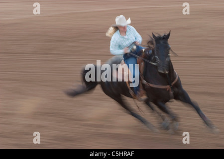 An die Tucson Rodeo-Reiter in den Frauen Faßlaufen Wettbewerb in Tucson, Arizona... Für redaktionelle Verwendung nur die Berechtigung von Stockfoto