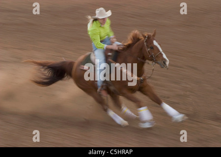 An die Tucson Rodeo-Reiter in den Frauen Faßlaufen Wettbewerb in Tucson, Arizona... Für redaktionelle Verwendung nur die Berechtigung von Stockfoto