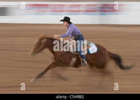 An die Tucson Rodeo-Reiter in den Frauen Faßlaufen Wettbewerb in Tucson, Arizona... Für redaktionelle Verwendung nur die Berechtigung von Stockfoto