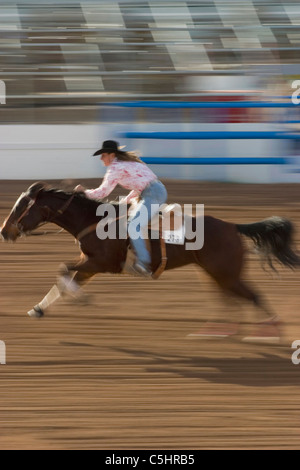 An die Tucson Rodeo-Reiter in den Frauen Faßlaufen Wettbewerb in Tucson, Arizona... Für redaktionelle Verwendung nur die Berechtigung von Stockfoto