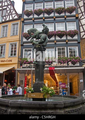 Historischer Brunnen Auf Dem Marktplatz, Statue des Heiligen Martin, Cochem, Brunnen auf dem Marktplatz, Heiligen Saint Martin Stockfoto