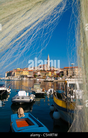 Fischernetze framing schönen Hafen-Szene mit Booten und die Kathedrale im Hintergrund Stockfoto
