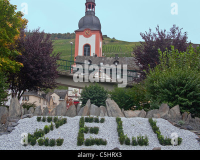 Schriftzug, Dorfname Im Zentrum, Kirche, St. Peter Und Paul, Zell an der Mosel, Dorf name Zell in Buchstaben, Glockenturm, Kirche Stockfoto