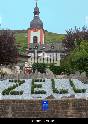 Schriftzug, Dorfname Im Zentrum, Kirche, St. Peter Und Paul, Zell an der Mosel, Dorf name Zell in Buchstaben, Glockenturm, Kirche Stockfoto