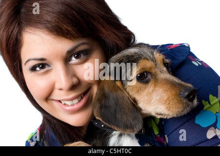 Ein junges Mädchen halten eine süßen Mischling Beagle Yorkie Hund isoliert auf einem weißen Hintergrund. Stockfoto