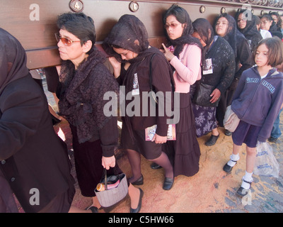 Unter Beachtung der Fastenzeit sind die katholischen Feierlichkeiten zur Karwoche, Bilder von Jesus und der Heiligen Jungfrau von durchgeführt. Stockfoto