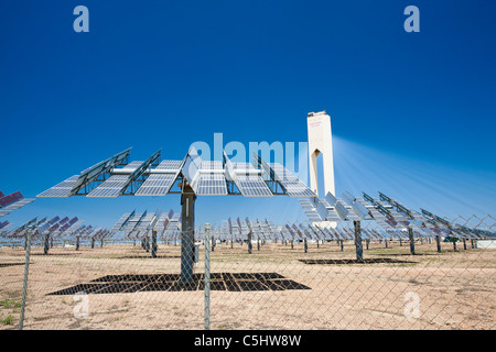 Ein solar Power-Tower in der Solucar solar Anlage in der Nähe von Sevilla, Spanien Stockfoto