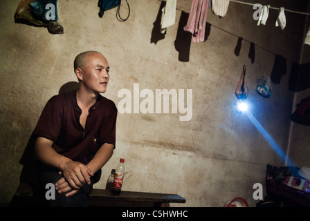 junge Minenarbeiter in seinem Zimmer in Guyuan, Ningxia, China Stockfoto