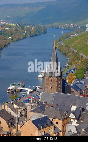 Blick Auf Bernkastel-Kues Mit Dem Höhle Michaelsturm, Mosel, Aussicht über Bernkastel-Kues und Michael Turm, Mosel Stockfoto