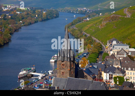 Blick Auf Bernkastel-Kues Mit Dem Höhle Michaelsturm, Mosel, Aussicht über Bernkastel-Kues und Michael Turm, Mosel Stockfoto