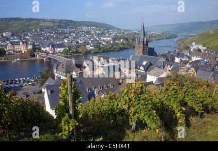 Blick Auf Bernkastel-Kues Mit Dem Höhle Michaelsturm, Mosel, Aussicht über Bernkastel-Kues und Michael Turm, Mosel Stockfoto