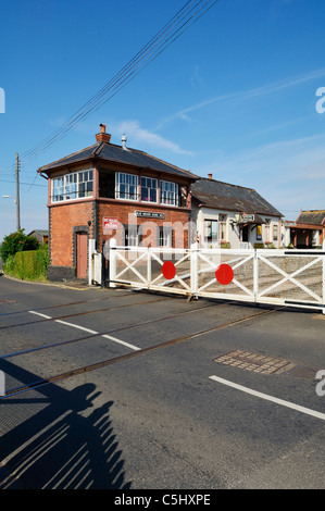 Die Bahnübergang- und Signalbox bei Blue Anchor auf der West Somerset Railway, Somerset, England. Stockfoto