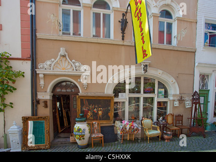 Antiquitaeten in Einer Gasse Im Historischen Stadtkern, Bernkastel-Kues, Antiquitäten im Shop, Gasse in der Altstadt Stockfoto