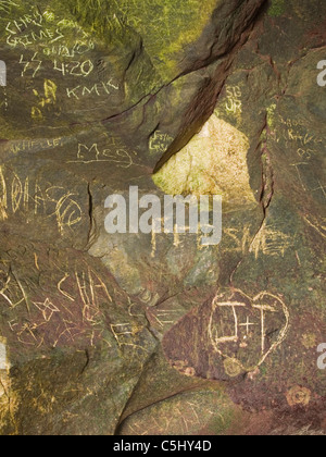 Namen, die in den Stein in Pismo Beach, Kalifornien geschnitzt Stockfoto