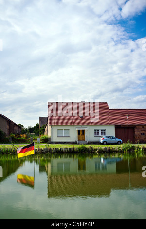 Deutsche Flagge im Teich, Haseloff, Brandenburg, Deutschland Stockfoto